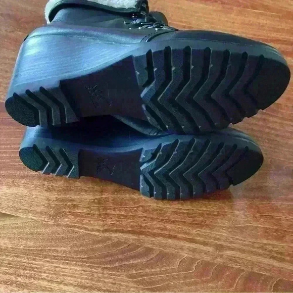 Sorel Black Leather Boots with Cream Fur - Picture 8 of 15